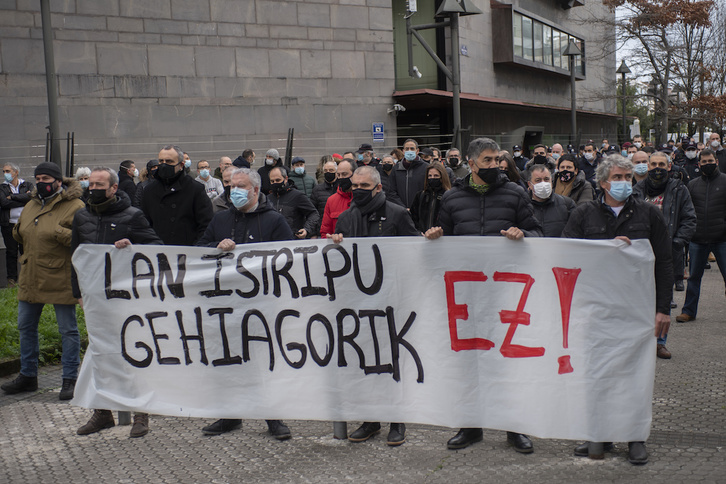 Ertzainas y policías municipales se han concentrado ante la comisaría de Ondarreta. (Juan Carlos RUIZ/FOKU)