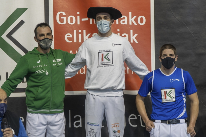 Oier Kañamares, podiumeko lehen postuan, Xabier Zaldua eta Julen Olanorekin. (Andoni CANELLADA / FOKU)