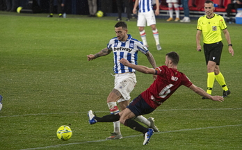 Pugna entre Oier y Joselu que precedió al penalti señalado a favor del Alavés. (Jagoba MANTEROLA / FOKU)