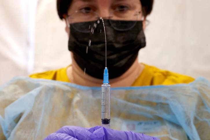 Una enfermera manipula una dosis de Pfizer en Israel. (Jack GUEZ/AFP)