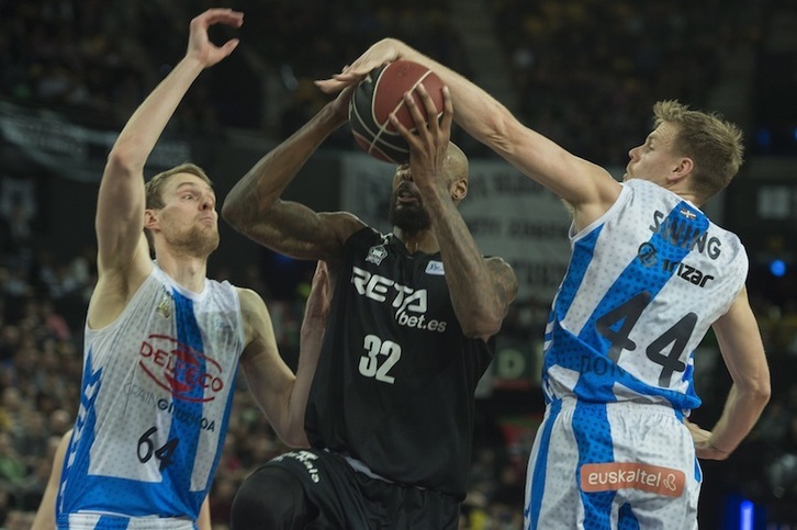 Gipuzkoa Basket nagusi izan zen Miribillan jokatu zuen azken euskal derbian. (Monika DEL VALLE / FOKU)