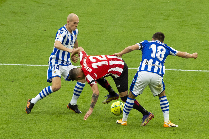 Jon Guridi, con Gorosabel y Berenguer en el robo que inicia la jugada del gol realista del derbi. (Monika DEL VALLE/FOKU)