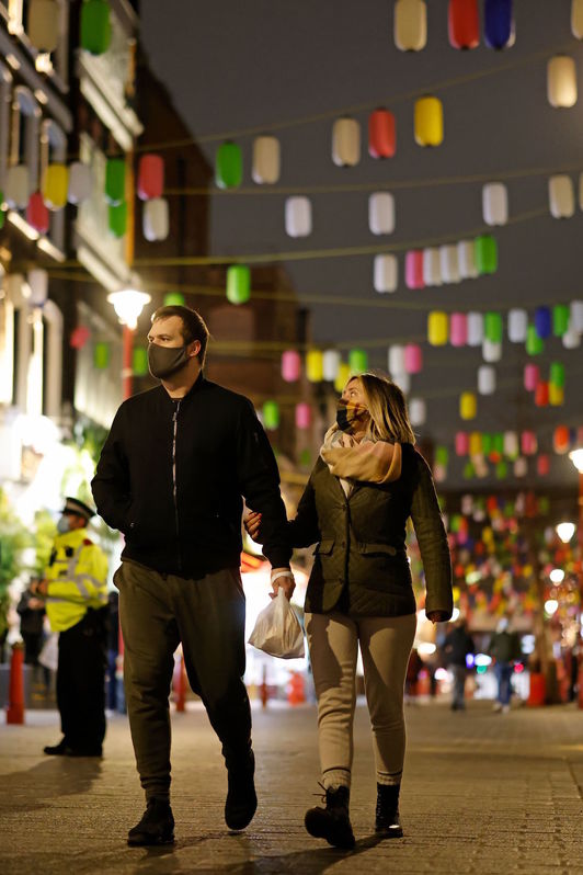 Una pareja pasea por el barrio chino de Londres, poco concurrido en estas fechas. (Tolga AKMEN | AFP)