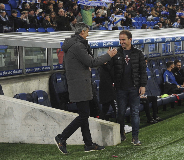 Imanol saluda a Arrasate en el partido de Copa de la pasada temporada en el nuevo Anoeta. (Jon URBE/FOKU)