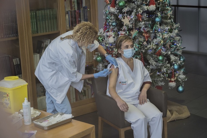 Vacunación a una sanitaria en la residencia Caser Betharram de Hondarribia. (Gorka RUBIO/FOKU)