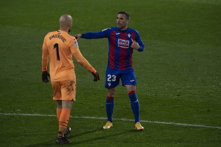 Arbilla, en la imagen junto a Dmitrovic, regresa a la convocatoria junto a Kevin y Bryan Gil. (Juan Carlos RUIZ/FOKU)