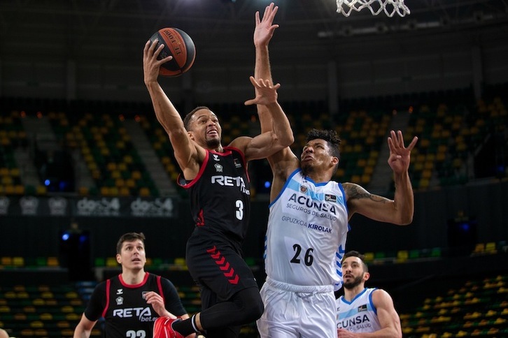 Jaylon Brown, uno de los héroes del triunfo bilbaino, suepra en penetración a un jaime Echenique que ha terminado lesionado de la rodilla derecha. (A. ARRIZABALAGA / ACB PHOTO)