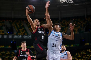 Jaylon Brown, uno de los héroes del triunfo bilbaino, suepra en penetración a un jaime Echenique que ha terminado lesionado de la rodilla derecha. (A. ARRIZABALAGA / ACB PHOTO)