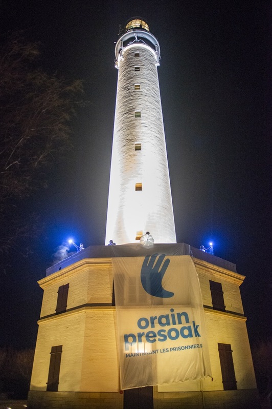 Biarritzeko itsasargian "orain presoak" pankarta zabaldu dute. (GUILLAUME FAUVEAU)