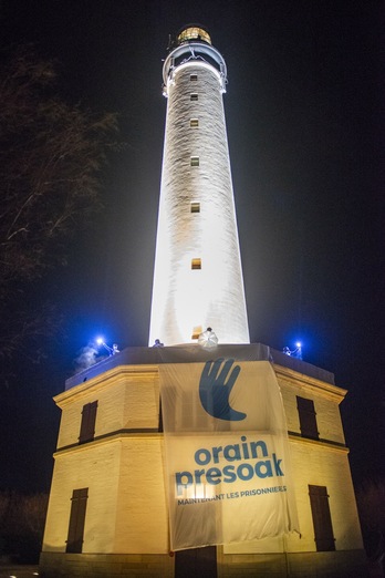 Biarritzeko itsasargian "orain presoak" pankarta zabaldu dute. (GUILLAUME FAUVEAU)