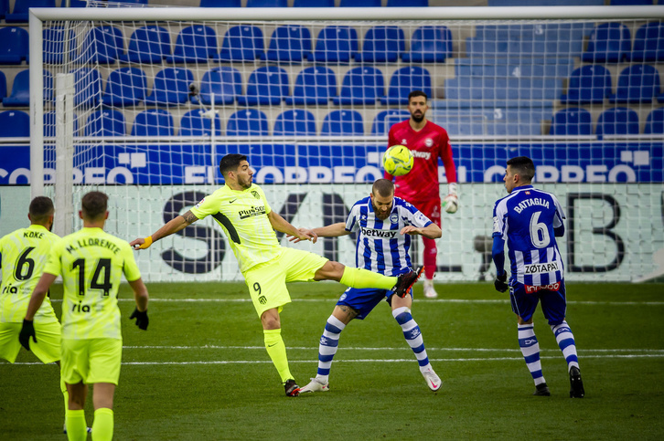 Laguardia, que ha acabado siendo expulsado, despeja un balón de cabeza ante Suárez, que ha acabado siendo decisivo. (Jaizki FONTANEDA/FOKU)