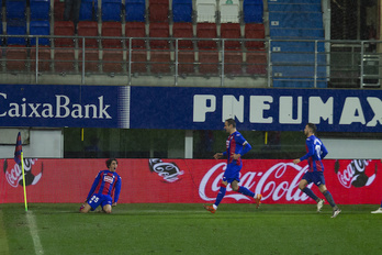 Bryan Gil celebra su segundo gol, que sentenciaba la victoria armera. (Aritz Loiola/Foku)