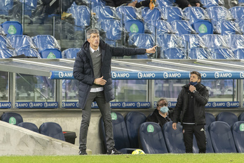 Imanol da instrucciones a sus jugadores mientras Bittor Alkiza llama a un suplente. (Juan Carlos RUIZ/FOKU)