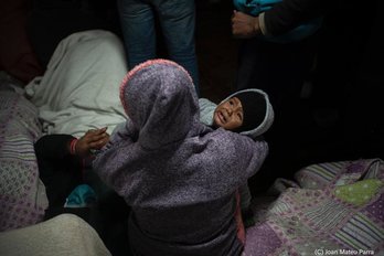 Un niño rescatado del mar llora a bordo del Open Arms camino a Porto Empedocle. (@joanmateuparra/@openarms_fund)