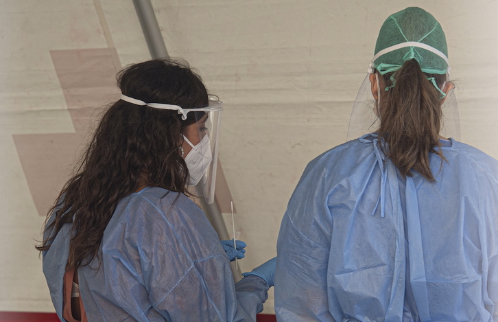Dos sanitarias, preparadas para hacer una prueba de PCR en Iruñea. (Jagoba MANTEROLA/FOKU)