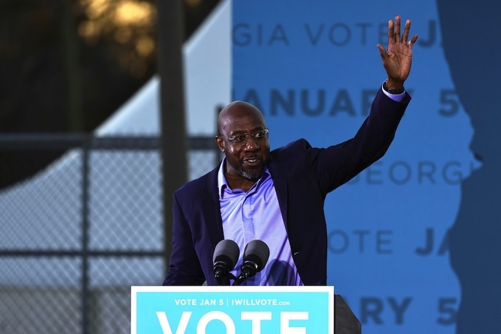 El aspirante demócrata y reverendo Raphael Warnock (Michael M. SANTIAGO/AFP))