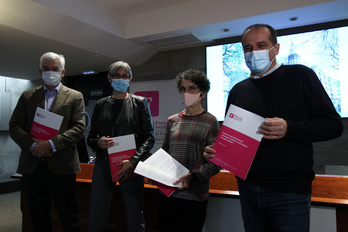 Teresa Toda, Nazario Oleaga, Agus Hernán y Nekane Altzelai han comparecido en Bilbo. (Aritz LOIOLA / FOKU)