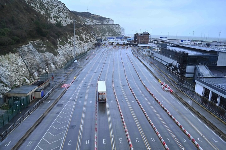 Kamioiak Doverreko portura iristen, Europara bidean. (Glyn KIRK/AFP)