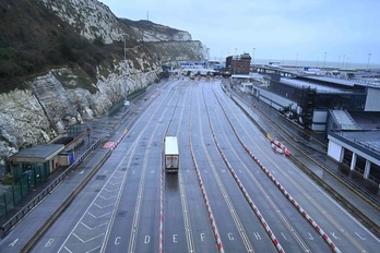 Kamioak Dowerreko portura iristen Europara bidean. (Glyn KIRK/AFP) 