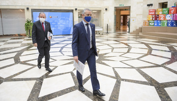 El lehendakari y el consejero se dirigen hacia la presentación del programa Euskadi Next. (Mikel ARRAZOLA/IREKIA)