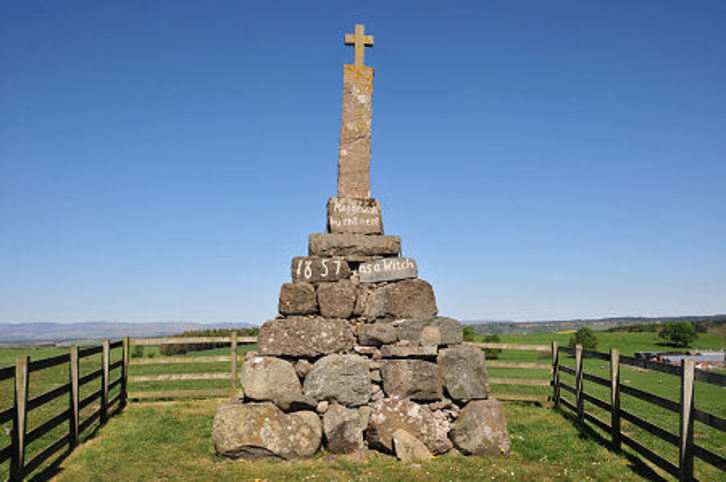 Monumento en Dunning de recuerdo a Maggie Wall, quemada en 1657 bajo la acusación de brujería. (Gobierno de Escocia)