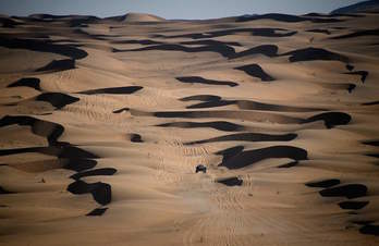 El líder Stephane Peterhansel  atraviesa el desierto con su coche. (FRANCK FIFE / AFP) 