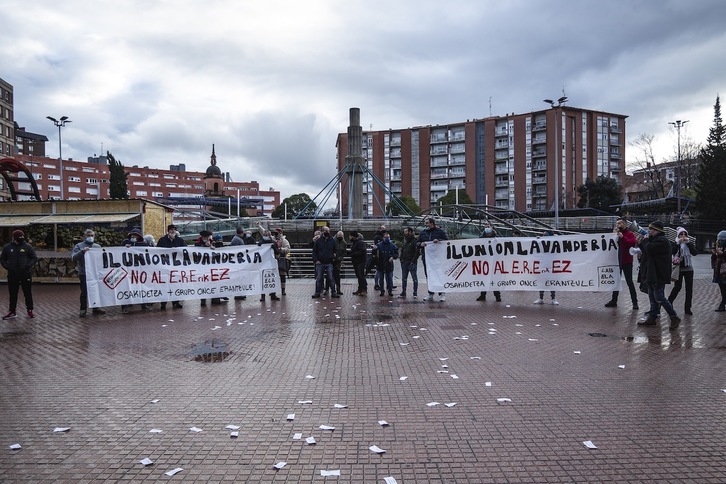Concentración de la plantilla de Ilunion ante el Hospital de Cruces durante su segunda jornada de huelga contra el ERE. (Aritz LOIOLA/FOKU)