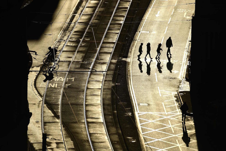 Peatones caminan por Manchester. (Oli SCARFF/AFP)