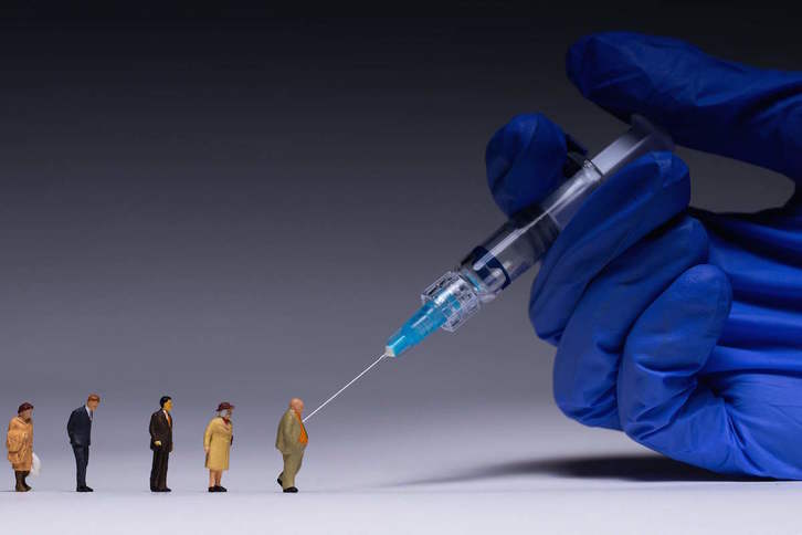 Fotografía para ilustrar el proceso de vacunación que ha arrancado, con gran lentitud, en el Estado francés. (Joel SAGET/AFP)