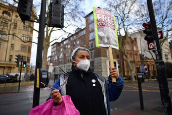 Una defensora de Assange en el exterior del tribunal. (Justin TALLIS/AFP)
