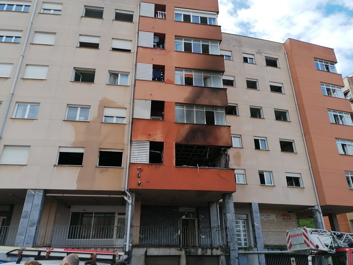 Incendio en el número 28 de la calle Rontegi de Barakaldo. (twitter @Elkarrekin_Brk)