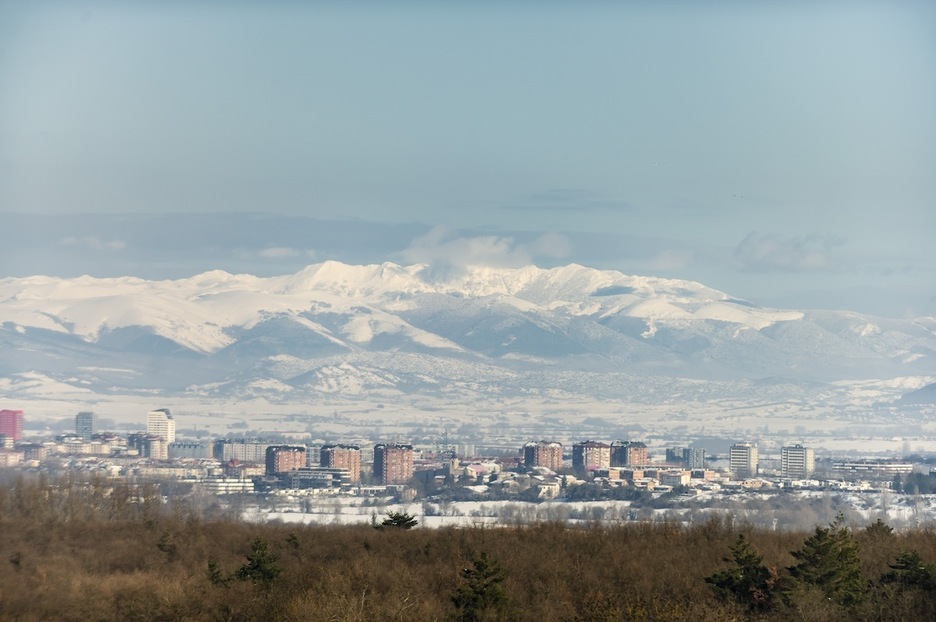 Gasteiz, enmarcada por los montes completamente cubiertos de nieve. (Jaizki FONTANEDA/FOKU)