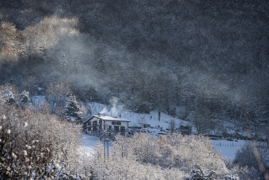 Un baserri emerge en el monte nevado en Eugi.  (Iñigo URIZ/FOKU)