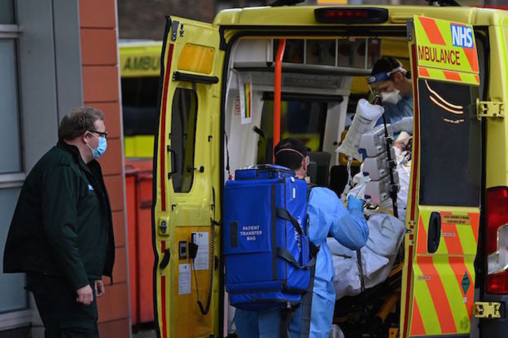 Traslado de un paciente en Londres. (Daniel LEAL-OLIVAS / AFP)