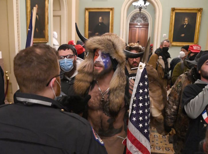 Seguidores de Trump en el interior del Capitolio. (Saul LOEB / AFP)