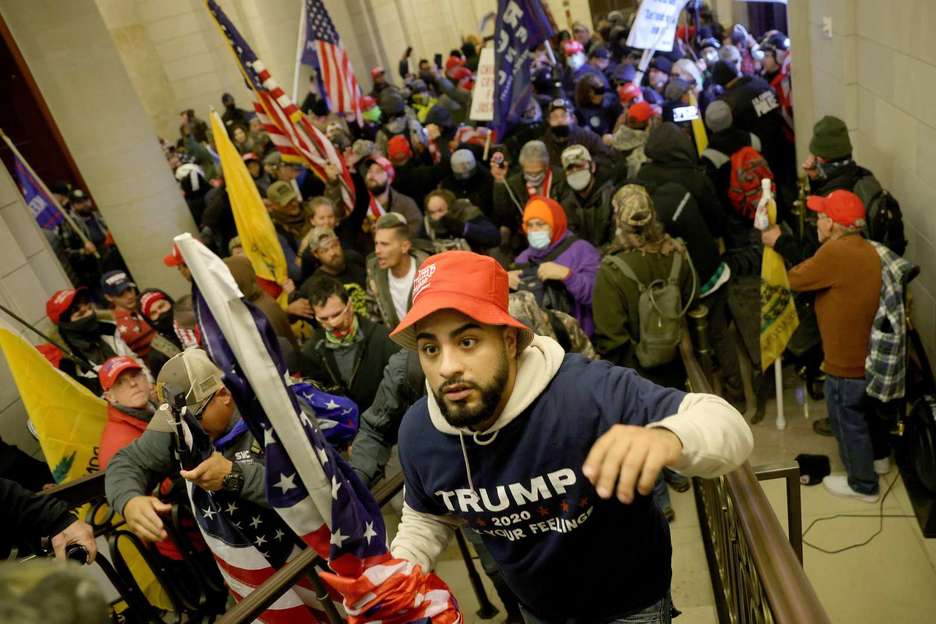 Los manifestantes entran al edificio del Capitolio estadounidense. (Win MCNAMEE/AFP)