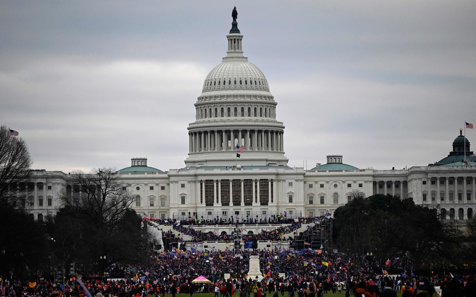Partidarios de Trump protestan frente al Capitolio. (Andrew CABALLERO-REYNOLDS/AFP)
