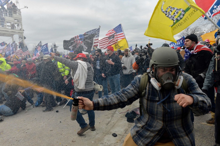 Partidarios de Trump se enfrentan a las fuerzas policiales. (Joseph PREZIOSO/AFP)