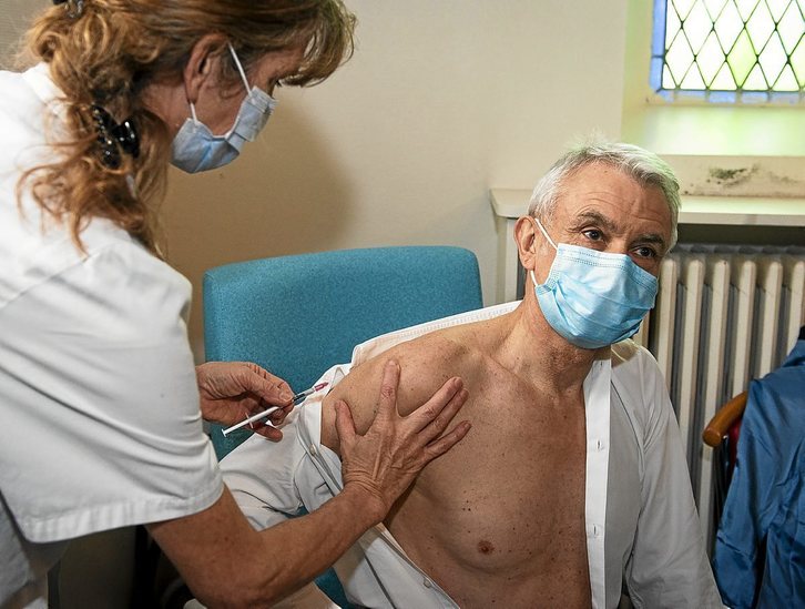 Baionako erietxeko zuzendari Michel Glanes, txertoa hartzen. (Guillaume FAVEAU)