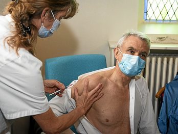 Baionako erietxeko zuzendari Michel Glanes, txertoa hartzen. (Guillaume FAVEAU)