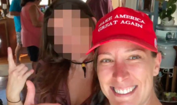 Babbit, en una imagen de su cuenta de Twitter, con una gorra de Trump.