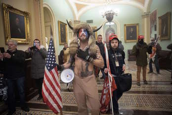 Jake Angeli, en el Capitolio. (Win MCNAMEE/AFP)