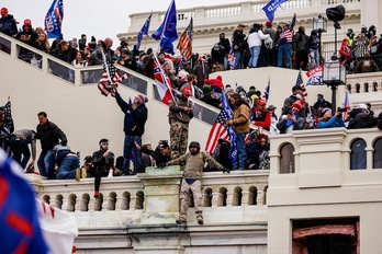 Asaltantes en las escaleras del Capitolio. (Samuel CORUM/AFP)