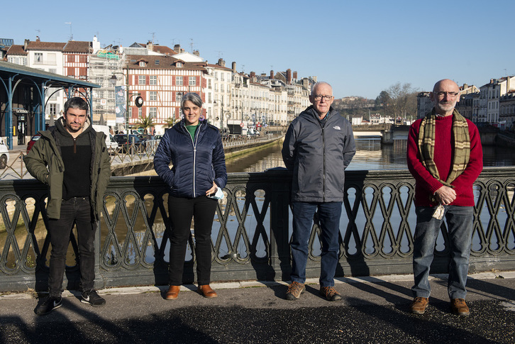 Inaxio Oiarzabal, Anaiz Funosas, Joseba Azkarraga y Mixel Berhokoirigoin, en Baiona. (Guillaume FAUVEAU)