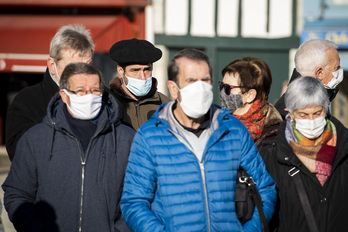 Mikel Barrios, con txapela, en la comparecencia llevada a cabo este miércoles por ex presos y refugiados en Baiona. (Guillaume FAUVEAU)