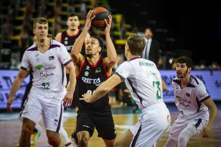 Jenkins busca encestar en el partido frente a Unicaja. (Jaizki FONTANEDA / FOKU)