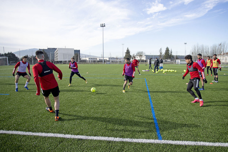 Los rojillos se han visto obligados a entrenar en césped artificial. (OSASUNA)