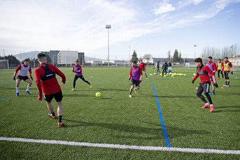 Los rojillos se han visto obligados a entrenar en césped artificial. (OSASUNA)