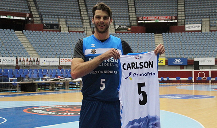 Mike Carlson posa con la camiseta del GBC en Illunbe. (@gipuzkoabasket)