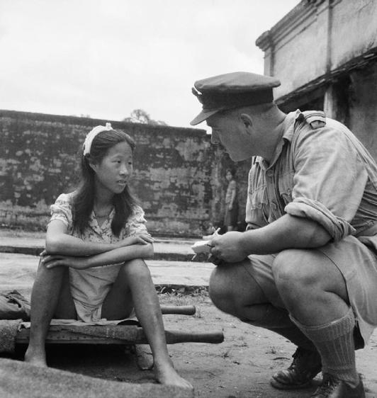 Una mujer china prostituida por el Ejército japonés, con un militar aliado en 1945. (Wikimedia)